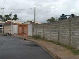 Casas ficam ao lado de estação de tratamento de esgoto (Foto: Reprodução / TV TEM) Casas ficam ao lado de estação de tratamento de esgoto (Foto: Reprodução / TV TEM)