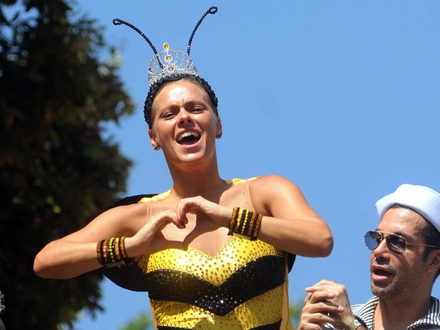 Atriz Carolina Dieckmann se esbalda no Bloco da Preta. (Foto: Alexandre Durão/G1)