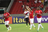 Com gol no início, Inter bate Vitória na nova casa em estreia no Brasileiro Com gol no início, Inter bate Vitória na nova casa em estreia no Brasileiro