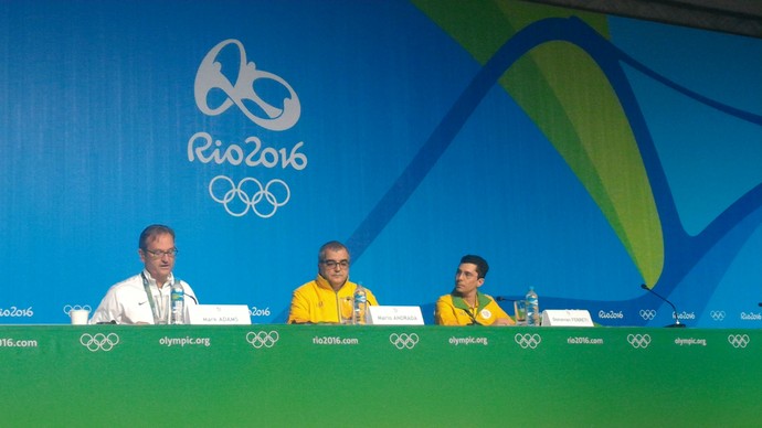 Briefing com porta-voz do COI, Mark Adams, à esquerda, e os diretores do Rio 2016 Mario Andrada e Donovan Ferreti (Foto: Vicente Seda)