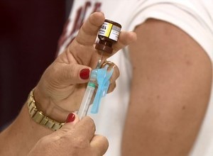Secretaria Estadual de Saúde afimar que solicitou 235 mil doses de vacinas contra a febre amarela (Foto: Reprodução/ EPTV)