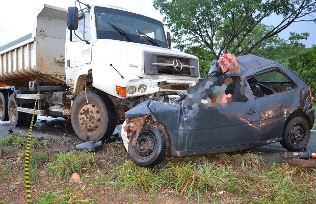 G1 Três Pessoas Morrem Após Batida Entre Carro E Caminhão Em Goiás Notícias Em Trânsito Go