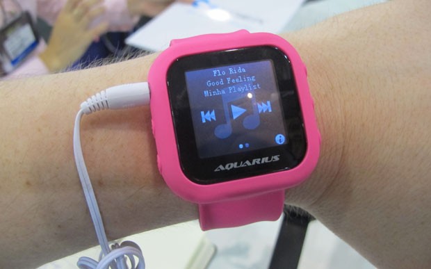 Relógio toca músicas em MP3, mas tela não é sensível ao toque (Foto: Gustavo Petró/G1)