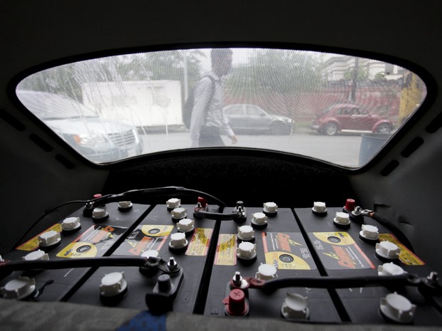 Baterias ficam na parte de trás do veículo (Foto: Daniel Becerril / Reuters)