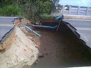 Parte da ponte que liga Linhares ao distrito de Pontal desabou após das chuvas no Espírito Santo. (Foto: Bianca Caliman/ VC no ESTV)