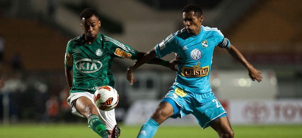 Wesley do Palmeiras e Lobatón do sporting Cristal (Foto: Miguel Schincariol / Ag. Estado)