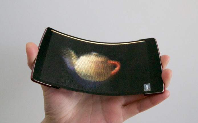 HoloFlex tem tela formada por microlentes flexíveis (Foto: Divulgação/QueensU)