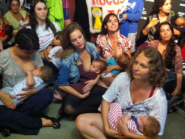 Mulheres realizam mamaço no Museu da Imagem e do Som, em SP, na tarde deste domingo (16) (Foto: G1)