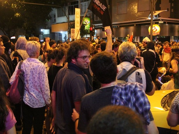 Humberto Carrão participa de manifestação no Rio (Foto: Rodrigo dos Anjos/ Ag. News)