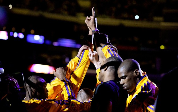 jogadores do Lakers fazem homenagem para Jerry Buss na partida da NBA (Foto: AP)