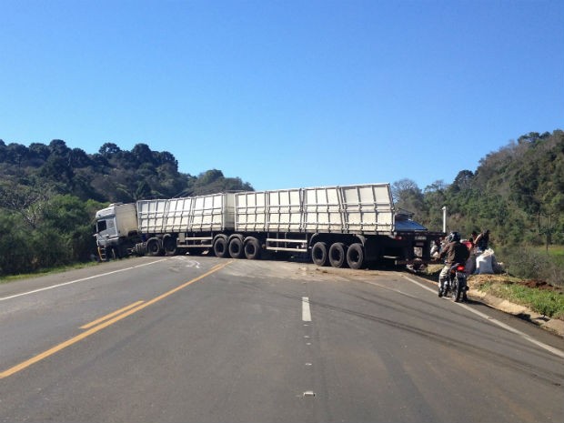 Caminhão que tombou na BR-277 foi retirado por volta das 10h15 (Foto: Tarcísio Silveira/RPC TV)