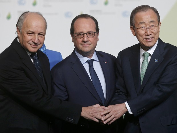 O presidente da França, François Hollande, o chanceler francês, Laurent Fabius, e o secretário-geral da ONU, Ban Ki-moon, são vistos na sede da COP21, em Paris, nesta segunda-feira (30) (Foto: Christian Hartmann/Reuters)