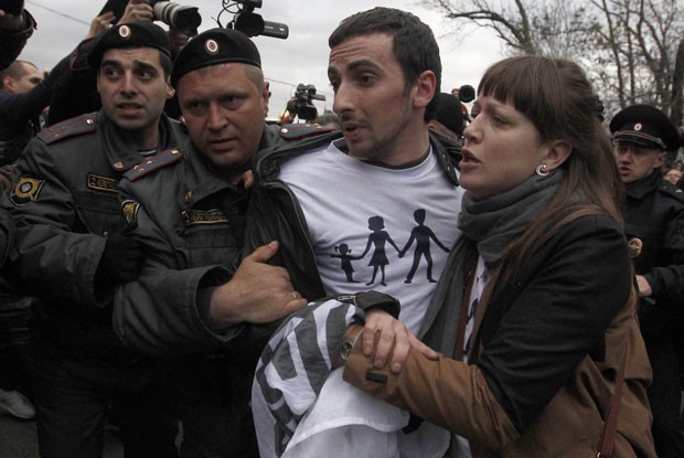 Policiais prendem ativista durante protestos nesta segunda-feira em Moscou (Foto: Maxim Shemetov/Reuters)