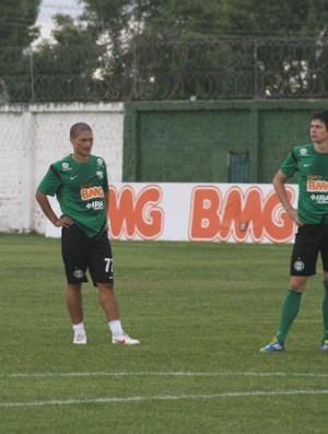 Alex treina pela primeira vez no gramado desde que voltou ao Coritiba (Foto: Gabriel Hamilko / GloboEsporte.com)