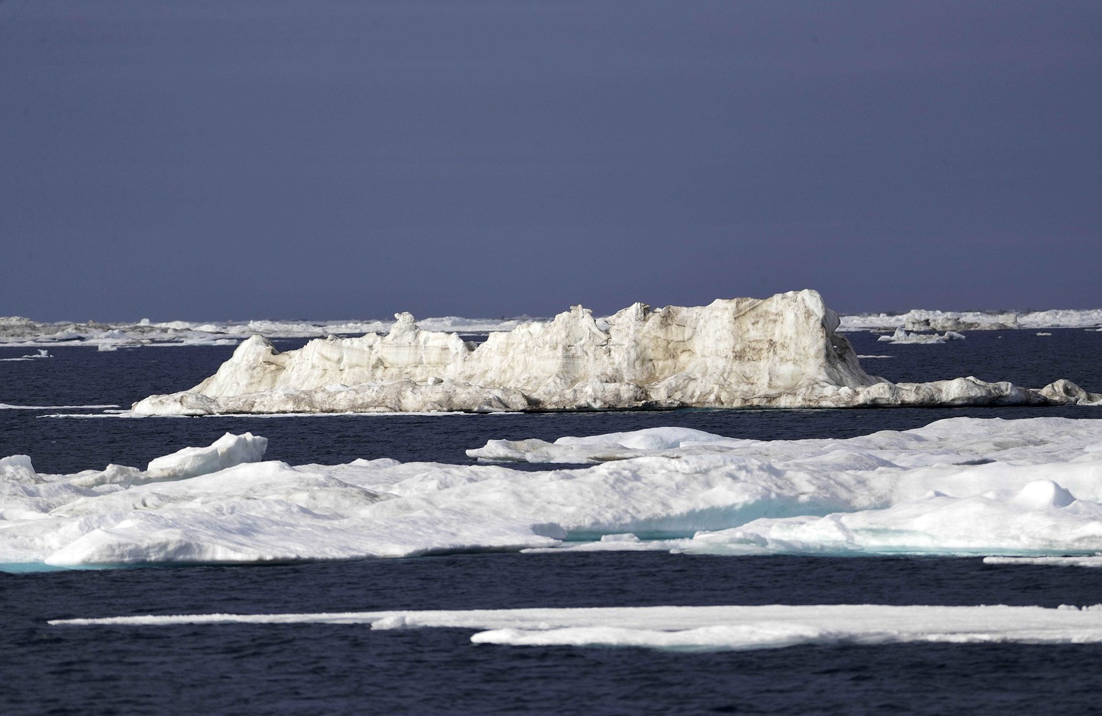 Gelo flutua enquanto equipe de pesquisadores analisa os efeitos do aquecimento global no mar de Chukchi.  (Foto: David Goldman/AP Photo)
