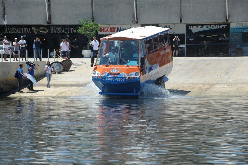 O ônibus anfíbio tem de 3,70 metros de altura