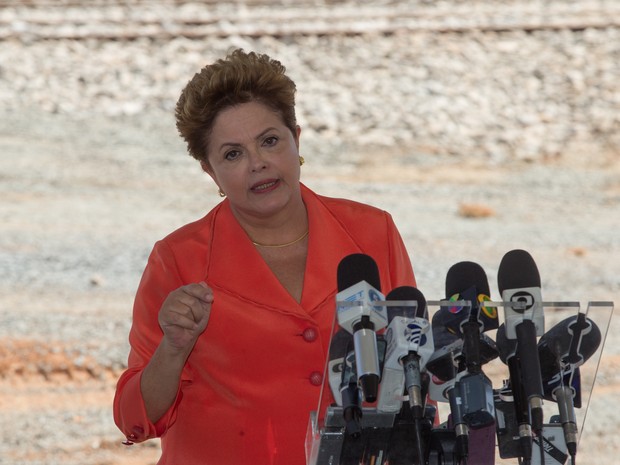 A presidente Dilma Rousseff concede entrevista ao visitar a Ferrovia Norte-Sul nesta terça-feira (12) em Anápolis (GO). (Foto: Ed Ferreira/Estadão Conteúdo)