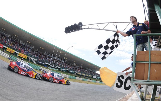 Chegada Brasília Stock Car Cacá Bueno Daniel Serra (Foto: Fernanda Freixosa / Stock Car)