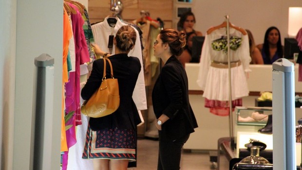 Fernanda Vasconcellos foi as compras com amigas no shopping (Foto: Marcus Pavão/AgNews)