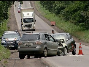 Acidente deixa duas pessoas mortes e seias feridas no sul do Tocantins (Foto: Reprodução/TV Anhanguera)