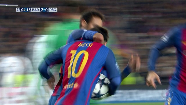 <p>
 <span class="msg"><strong>Messi cobra o p&ecirc;nalti com for&ccedil;a, Kevin Trapp acerta o canto, mas n&atilde;o consegue evitar o gol do argentino.<br />
 </strong></span></p>
