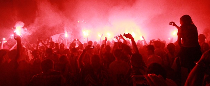Tradicional no Independência, atleticanos levaram a "rua de fogo" para a porta da sede do Atlético-MG (Foto: Bruno Cantini/CAM)