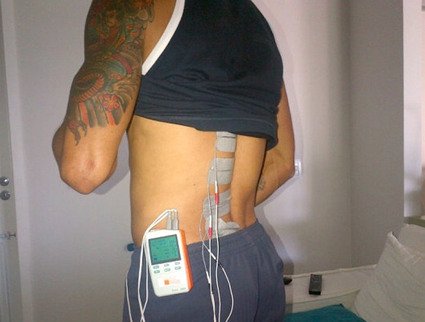 Renato fazendo tratamento (Foto: Reprodução / Twitter)