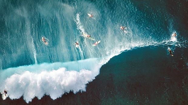 Surfistas atrás de uma onda em Oahu, no Havai em 2011 (Foto: Alex MacLean)