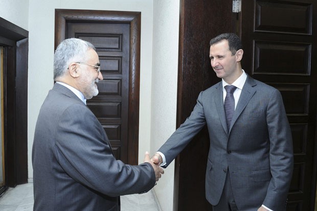 Assad (dir) se encontrou com enviado do Irã, Alaeddin Boroujerdi. (Foto: Sana/Reuters)