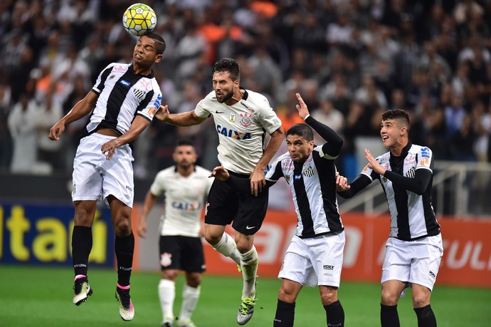 Corinthians fura retranca, bate Santos e chega à terceira vitória consecutiva