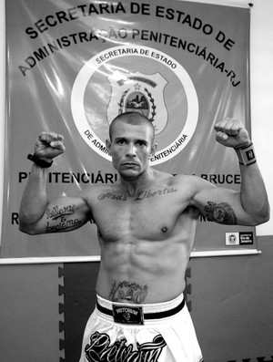 Fábio Leão professor de MMA no presídio (Foto: André Durão / Globoesporte.com)