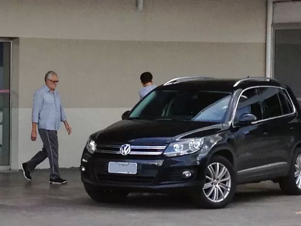 Ex-deputado José Genoino ao deixar hospital de Brasília após avaliação (Foto: Felipe Néri / G1)