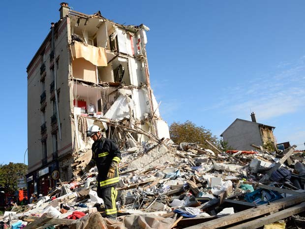 Equipe de emergência trabalha nos escombros de prédio residencial que desabou neste domingo (31) na França (Foto: AFP PHOTO / BERTRAND GUAY)
