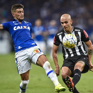 Arrascaeta e Fábio Santos em jogo do Cruzeiro e Atlético-MG (Foto: Juliana Flister/Light Press)