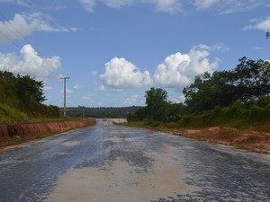 Apenas a terraplanagem está realizada no entorno da ponte (Foto: Abinoan Santiago/G1)