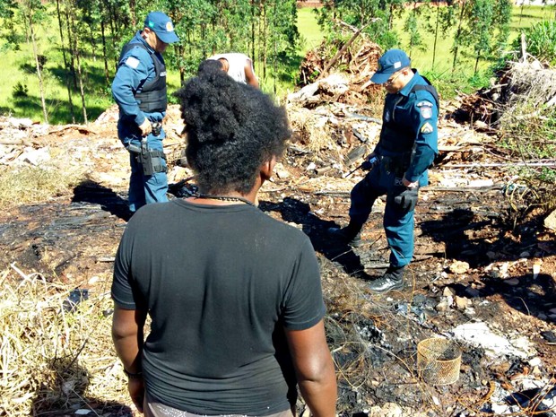 Cadáver carbonizado foi encontrado no lixão do Jardim Noroeste, em Campo Grande. (Foto: Ariovaldo Dantas/TV Morena)