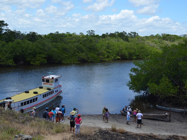 Ativistas observam o Rio Pomonga na divisa entre a Barra dos Coqueiros e Santo Amaro (Foto: Marina Fontenele/G1)