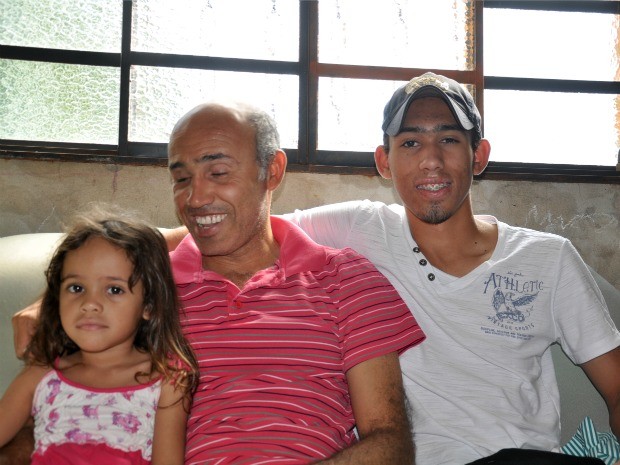 Para ajudar pai a driblar deficiência visual, filho vira braço direito da casa (Foto: Fabiano Arruda/G1 MS)