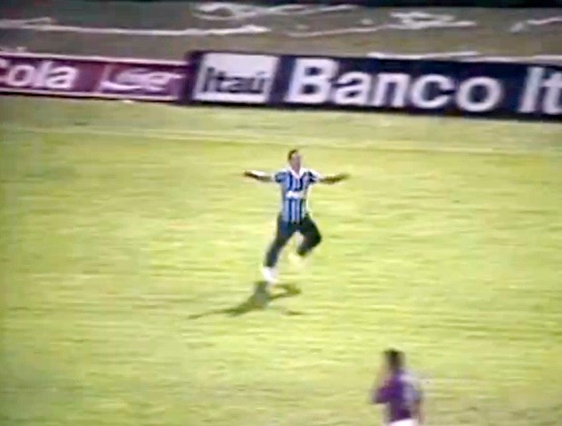 Tocedor do Grêmio invade gramado e atrapalha o próprio time (Foto: Reprodução SporTV)