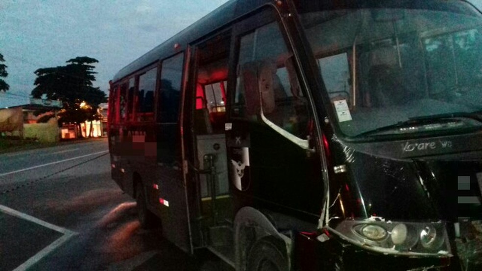 Micro-ônibus da Rocam colidiu contra carro em Abreu e Lima, no Grande Recife (Foto: Polícia Rodoviária Federal/Divulgação)