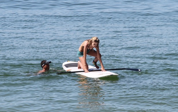 Yasmin Brunet pratica standup paddle (Foto: Wallace Barbosa / AgNews)
