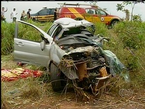 Carro ficou destruído após acidente no sul do Tocantins (Foto: Reprodução/TV Anhanguera)