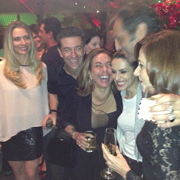 Antônia Frering posta foto com elenco de Salve Jorge em festa (Foto: Instagram / Reprodução)