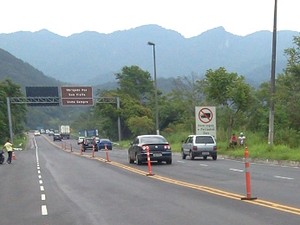 Saída de Caraguatatuba da rodovia dos Tamoios durante o fim da tarde. (Foto: Marcelo Hespaña/TV Vanguarda)