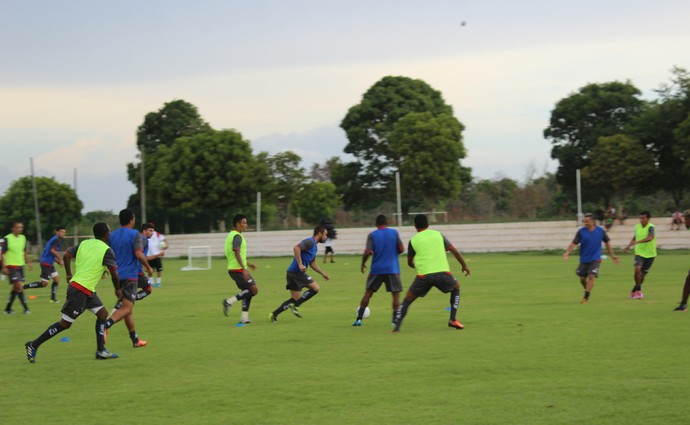 River-PI inicia trabalhos com bola (Foto: Ramiro Pena/GloboEsporte.com)