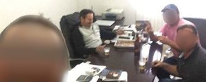 Secretário é exonerado após foto com cerveja em gabinete em SC (Reprodução/RBSTV)