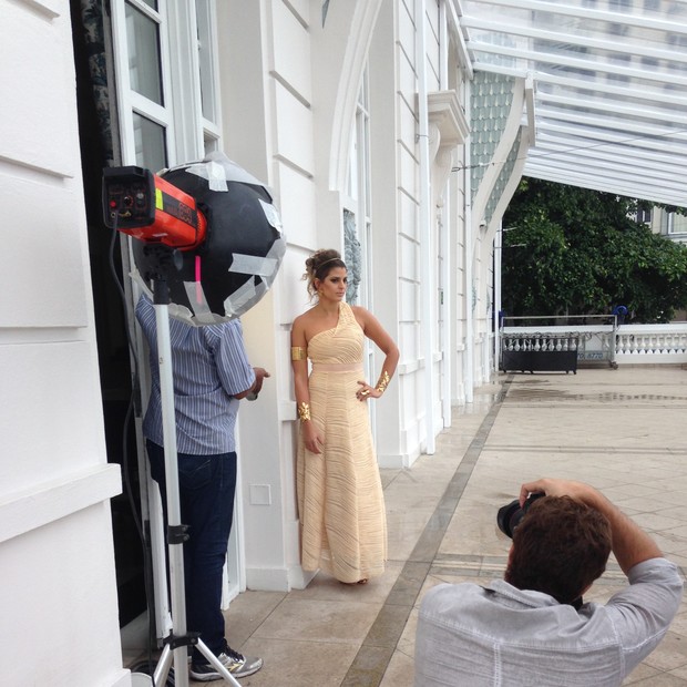 Making of do ensaio de Mari, vestida de grega, no hotel (Foto: Divulgação) Making of do ensaio de Mari, vestida de grega, no hotel (Foto: Divulgação)