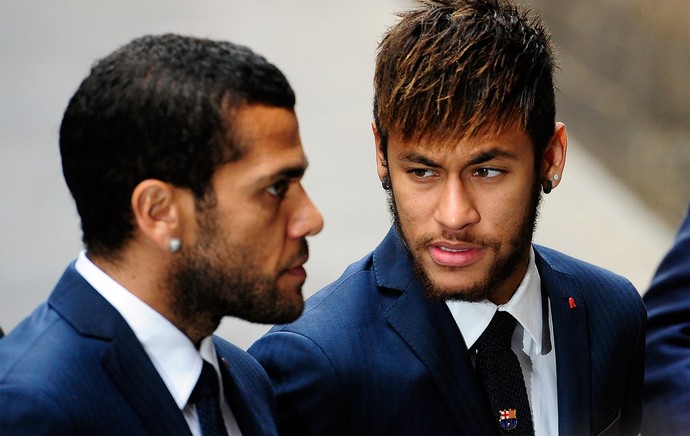 Daniel Alves e Neymar cerimonia Tito Vilanova (Foto: AP)