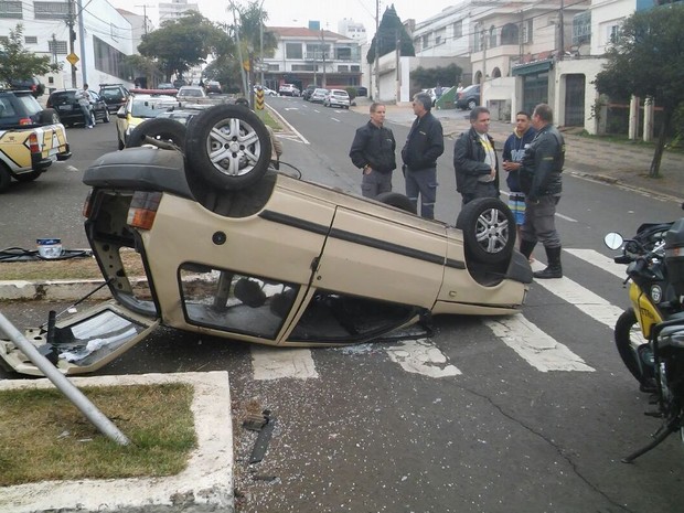 G1 Homem Sai Ileso Após Bater E Capotar Carro Em Cruzamento De