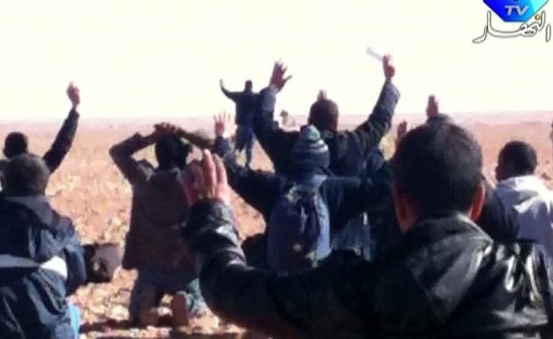Imagem transmitida pela emissora de TV Ennahar, da Argélia, neste sábado (19), mostra reféns se rendendo aos sequestradores do grupo rebelde islâmico no campo de gás (Foto: AFP/ Algeria's Ennahar TV)